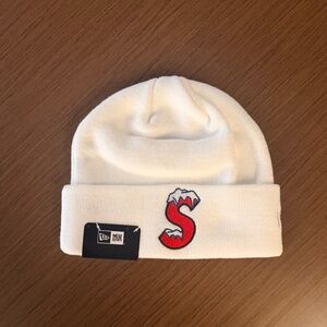 🔥 Supreme White Knit Beanie – Classic Streetwear Essential 🔥